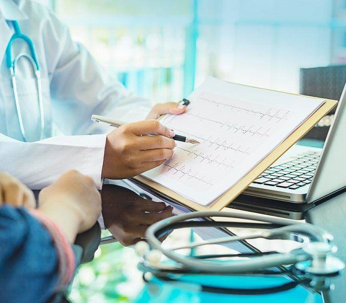 چه عواملی باعث ایجاد سندرم کیو تی می‌شود؟